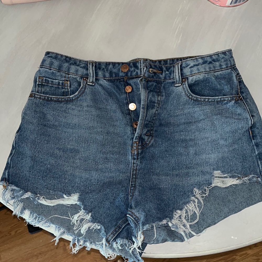 JEAN DISTRESSED SHORTS